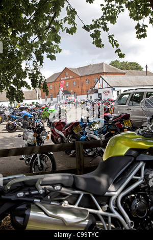 Motorräder geparkt in Mallory Park Racing Circuit, Leicestershire Stockfoto