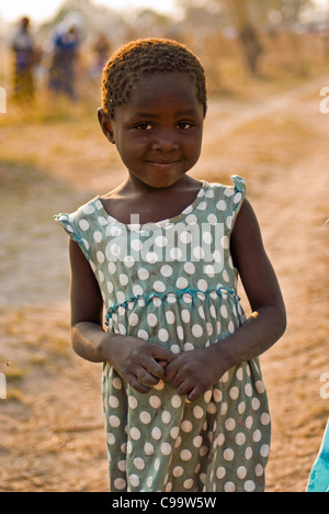 Ein kleines Mädchen "Siebenten Tags-Adventisten" in der Nähe Kongola in der Ost-Caprivi, Namibia. Stockfoto