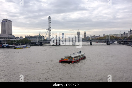 Ein Blick auf den Fluss Themse London mit Blick auf Waterloo Häuser des Parlaments big Ben und das London eye Stockfoto