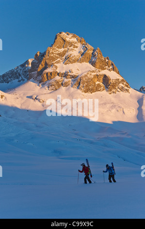 Österreich, Zürs, Telemark-Skifahrer in Arlberg Berg Schnee wandern Stockfoto