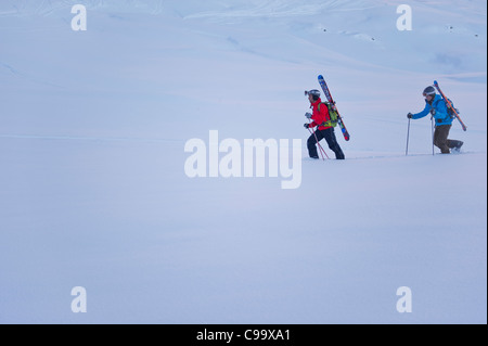 Österreich, Zürs, Telemark-Skifahrer in Arlberg Berg Schnee wandern Stockfoto