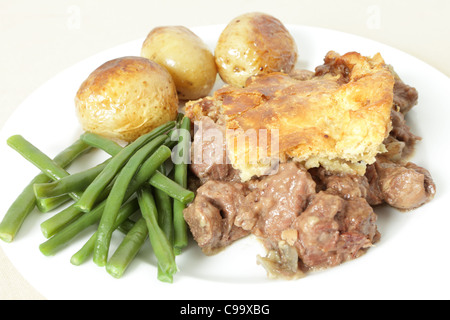 Eine traditionelle, hausgemachte Steak und Niere Torte mit Ofen gerösteten Kartoffeln und Gartenbohnen Bohnen serviert. Stockfoto