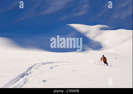 Österreich, Zürs, junge Mann tut Telemark Skifahren am Arlberg Berg Stockfoto