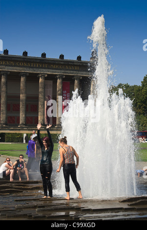 Menschen, die Abkühlung im Brunnen vor dem alten Museum. Berlin, Deutschland. Stockfoto