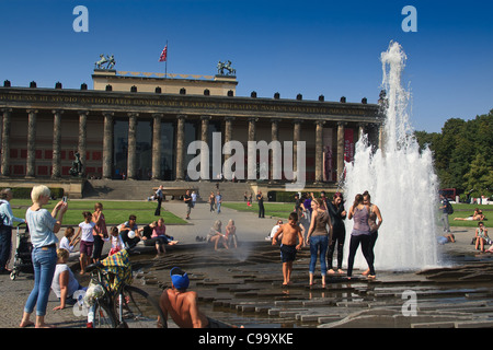 Menschen, die Abkühlung im Brunnen vor dem alten Museum. Berlin, Deutschland. Stockfoto