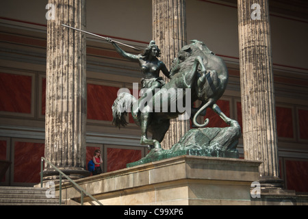 Löwenkämpfer - Bronze-Skulptur des Reiterin mit Speer vor alten Museum in Berlin Deutschland Stockfoto