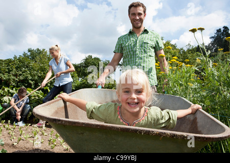 Deutschland, Bayern, Altenthann, Familie zusammen im Garten Gartenarbeit Stockfoto