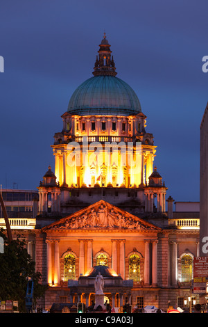 Vereinigtes Königreich, Irland, Irland, Nordirland, Belfast, Blick auf Rathaus bei Nacht Stockfoto