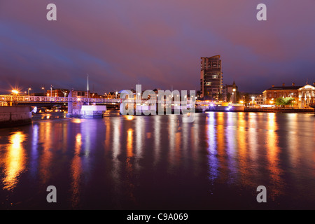 Vereinigtes Königreich, Irland, Nordirland, Belfast, Ansicht des Lagan Weir mit Stadtbild bei Nacht Stockfoto