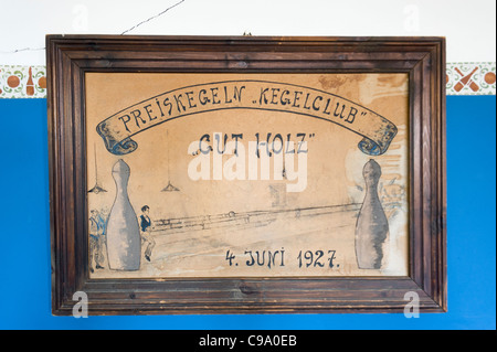 "Gut Holz" aus dem Jahr 1927 auf der Kegelbahn in der ehemaligen Bergbau-Stadt Kolmanskop in Namibia zu unterzeichnen Stockfoto