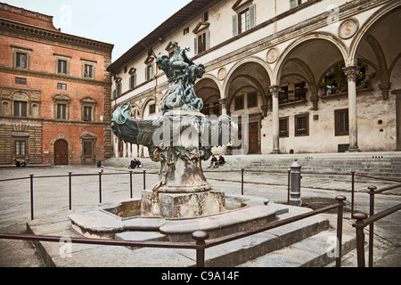 L' Ospedale Degli Innocenti, Findelkinder Krankenhaus/Waisenhaus von Filippo Brunelleschi, 1419, jetzt ein kleines Museum. Florenz. Skulptur von Pietro Tacca. Stockfoto