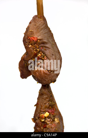 Gekochtes Hühnerherz, wie es auf dem Donghuamen Nachtmarkt in Peking China verkauft wird - ein Beispiel für das seltsame oder seltsame Essen, das von Menschen gegessen wird Stockfoto