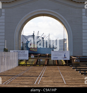 Blick durch Pier 43 Fähre Bogen am Fishermans Wharf, San Francisco mit der SS Jeremiah O'Brien hinter. Stockfoto