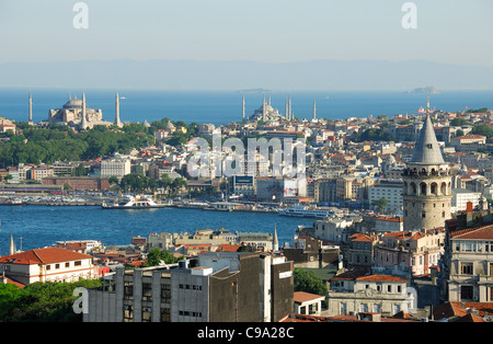 ISTANBUL, TÜRKEI. Ein Blick von Beyoglu über das Goldene Horn Sultanahmet und das Marmarameer. 2011. Stockfoto