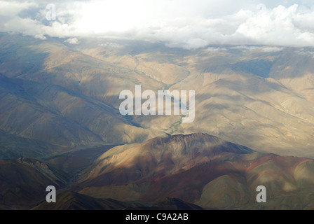 Weiße Wolken über das Himalaya Gebirge - höchsten Gipfel der Erde beheimatet. Indien. Stockfoto