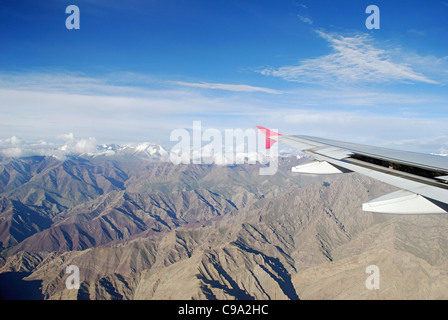 Aero Tragfläche gesehen in der Höhe von 34.000 ft klar blau gefärbten Himmel und weiße Wolken dominieren den Hintergrund. Über Himalay Stockfoto