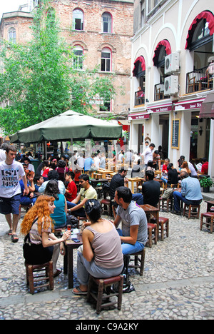 ISTANBUL, TÜRKEI. Young Istanbullus Geselligkeit auf ein Quadrat aus Istiklal Caddesi in der Galatasaray Bezirk Beyoglu. 2011. Stockfoto