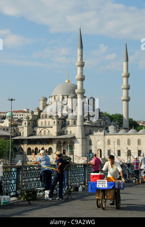 ISTANBUL, TÜRKEI. Die Yeni-Moschee in Eminönü, von der Galata-Brücke aus gesehen. 2011. Stockfoto