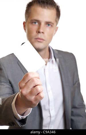Junger Geschäftsmann zeigt eine leere Visitenkarte Stockfoto