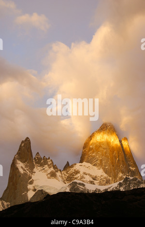 Mount Fitz Roy bei Sonnenaufgang, Nationalpark Los Glaciares, Patagonien, Argentinien Stockfoto