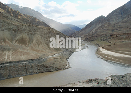 Indus Fluß, nahe dem Zusammenfluss mit Fluss Zanskar vor Hintergrund der Einstellung Sonne – ein Spektrum von Farben zu erstellen, da Stockfoto