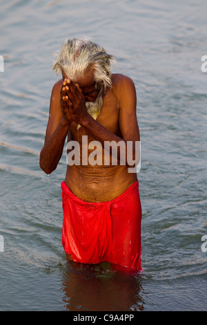 Die Pilger beten am Fluss Tungabhadra, Stadt Hospet, Karnataka, Indien. Stockfoto