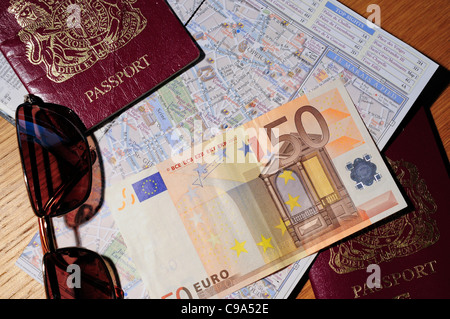 Inhalt der Taschen, ein britischer Tourist im Ausland in Europa, Pass, Karte Euro Sonnenbrille. Stockfoto