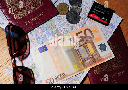 Inhalt der Taschen, ein britischer Tourist im Ausland in Europa, Pass, Karte Euro Sonnenbrille und eine Speicherkarte. Stockfoto