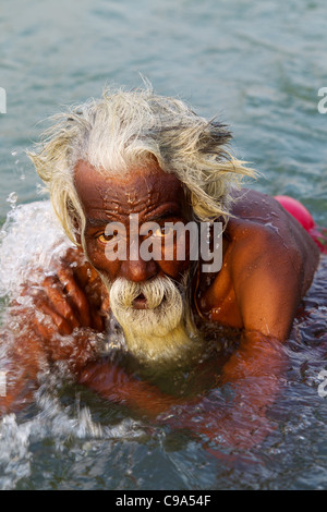 Alten Pilger Baden am Fluss Tungabhadra, Stadt Hospet, Karnataka, Indien. Stockfoto