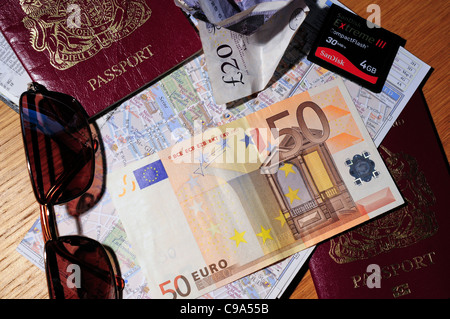 Inhalt der Taschen, ein britischer Tourist im Ausland in Europa, Pass, Karte Euro Sonnenbrille und eine Speicherkarte. Stockfoto