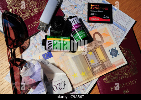Inhalt der Taschen, ein britischer Tourist im Ausland in Europa, Speicherkarten, Geld, Filmrollen, Karte von Paris. Stockfoto
