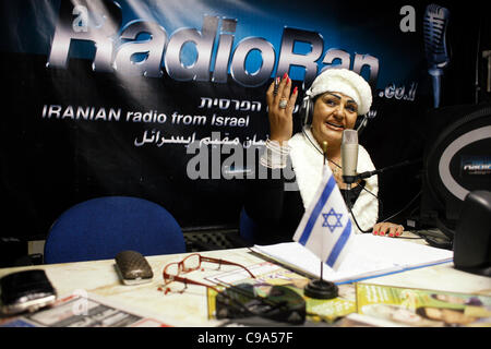 Shahnaz Tehrani, eine ehemalige iranische Schauspielerin, die am 18. November 2011 live bei Radio ausstrahlte, leitete einen iranischen Radiosender aus Israel in der Stadt Or Yehuda bei Tel Aviv. Radio RAN überträgt tägliche Radiosendungen in Farsi über das Internet und veranstaltet eine tägliche Talkshow, die persische Anrufer aus der ganzen Welt, einschließlich aus dem Iran, anzieht. Stockfoto