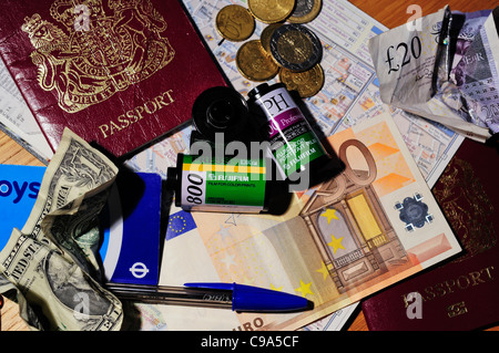Inhalt der Taschen, ein britischer Tourist im Ausland in Europa, Schlüssel, Geld, Uhr, Iphone Filmrollen, eine Feder und Oyster Card Karte Stockfoto