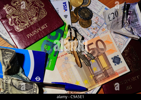 Inhalt der Taschen, ein britischer Tourist im Ausland in Europa, Schlüssel, Uhr, Iphone, Geld, Kreditkarten, oyster Card Stift und einer Karte. Stockfoto