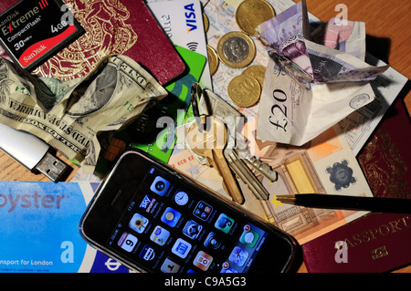 Inhalt von Taschen im Ausland ein britischer Tourist Austern in Europa, Schlüssel, Uhr, Iphone, Geld, Kreditkarten, Karten Stift Stockfoto