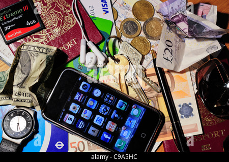 Inhalt der Taschen, ein britischer Tourist im Ausland in Europa, Schlüssel, Uhr, Iphone, Geld, Kreditkarten, oyster Card Stift Sonnenbrillen Stockfoto