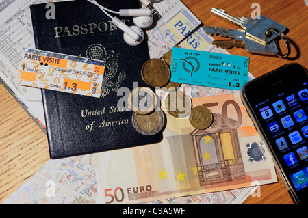 Paris-Stadtplan, amerikanischen Pass, Metro Tickets und Euro auf eine Tischplatte. Alle Besitztümer von einem amerikanischen Reisenden in Frankreich. Stockfoto