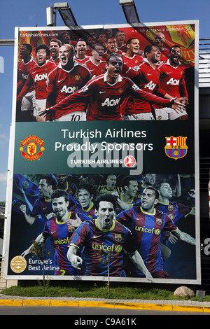 TURKISH AIRLINES MANCHESTER UNITED & BARCELONA Fußball POSTER Atatürk Flughafen ISTANBUL Türkei 3. Oktober 2011 Stockfoto