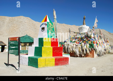 Gebete zu Gott bei der Changla Pass oder Chang La Pass (El 5.360 m (17.590 ft)) ist ein hoher Gebirgspass in Indien. Der Changla-Pass Stockfoto