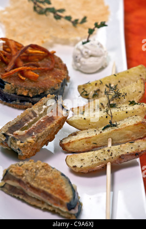 Auberginen-Cordon-Bleu gefüllt mit Schweizer Käse und rotem Pesto, serviert mit Thymian Kartoffeln Stockfoto