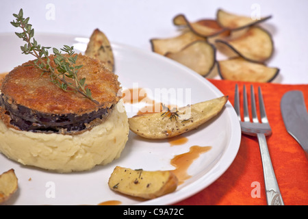 Auberginen-Cordon-Bleu gefüllt mit Schweizer Käse und rotem Pesto, serviert mit Kartoffelpüree und Thymian Stockfoto