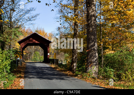 Gedeckte Holzbrücke im Herbst kreuzten Owens Creek Roddy unterwegs im Frederick County, Maryland, USA. Stockfoto