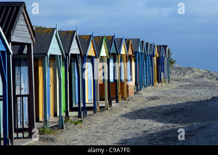 Bunt bemalten Strandhütten an West Wittering, Sussex, England Stockfoto