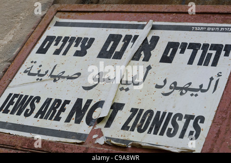 Plakat auf Hebräisch auf der Straße. Juden sind nicht Zionisten. MEA Shearim. Israel Stockfoto