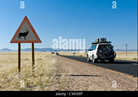 Verkehrszeichen Achtung Oryx-Antilope, crossing, B4 Karas Region Namibias Stockfoto