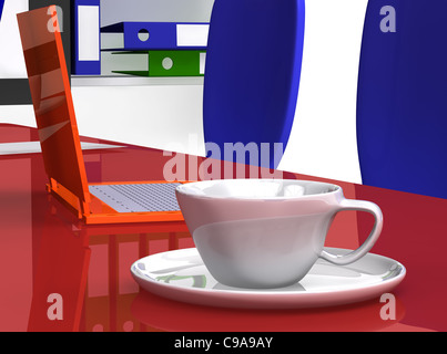Tasse auf dem Schreibtisch in der Nähe von orange laptop Stockfoto