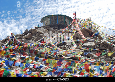 Gebete zu Gott bei der Changla Pass oder Chang La Pass (El 5.360 m (17.590 ft)) ist ein hoher Gebirgspass in Indien. Der Changla-Pass Stockfoto