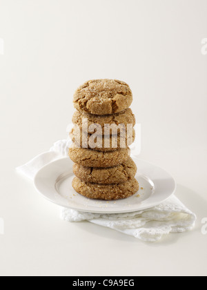 Ein Stapel von Ginger snap Cookies auf einem weißen Teller Stockfoto