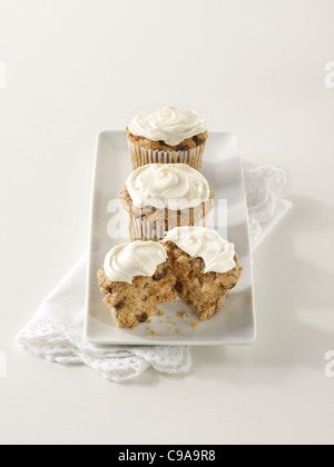 Drei Karotten Kuchen Muffins auf einem weißen Teller Stockfoto
