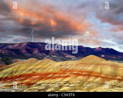 Gewitterwolken Blitz Streik und Sonnenuntergang. Gemalte Hügel, John Day Fossil Betten Nationaldenkmal, Oregon. Stockfoto